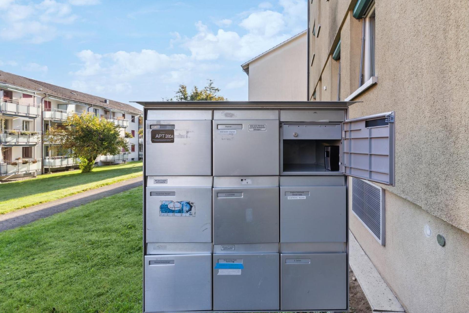 Affordable Comfort In Zurich Apartment Luaran gambar